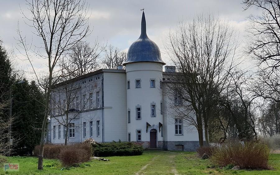 KRĄPIEL (niem.Schöneberg)Neorenesansowy pałac z 1859 r. z tarasem widokowym i wieżą narożną przykrytą cebulastym hełmem
