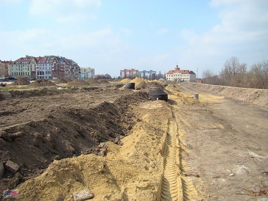 Rewitalizacja Bulwaru Nadodrzańskiego w Głogowie. W tle Zamek Książąt Głogowskich