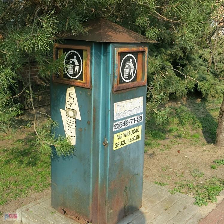 Zabytkowy kosz na śmieci?