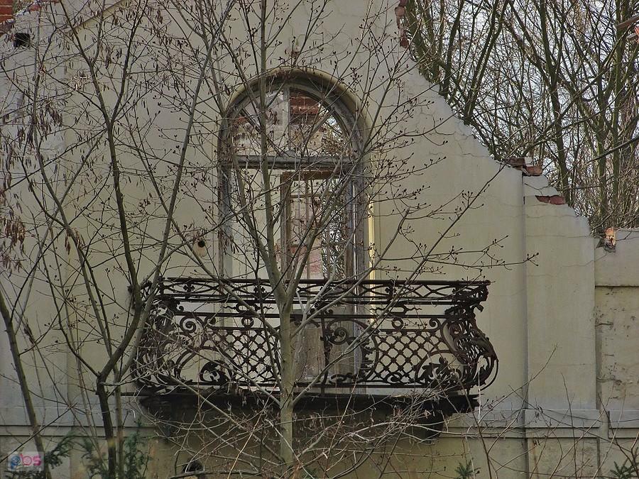 Balkon zruinowanej willi Jezioranka