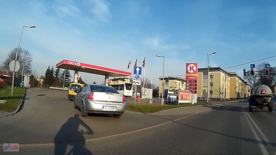 Przez stację paliw