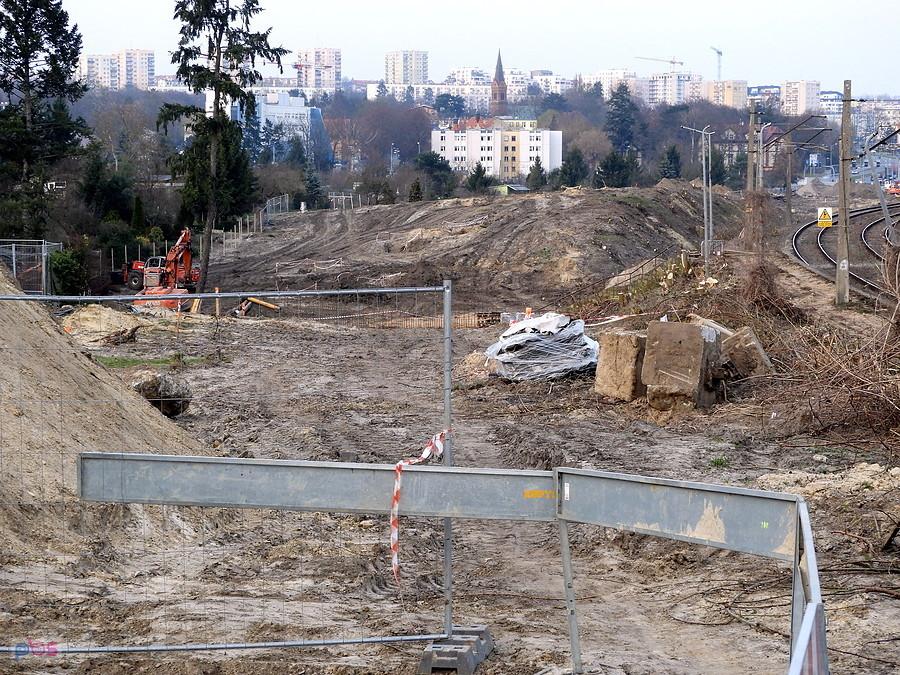 A tak ta inwestycja się prezentuje wzdłuż torów kolejowych.