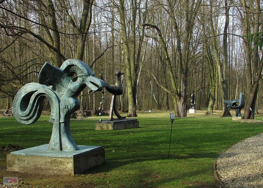 Kazimierówka - na pierwszym planie rzeźba "Ptak z ziarnami"