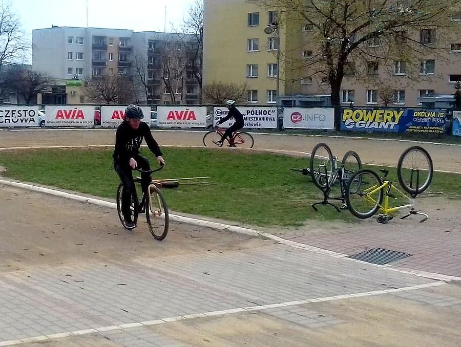 Stare dobre czasy żużla na rowerze :) II