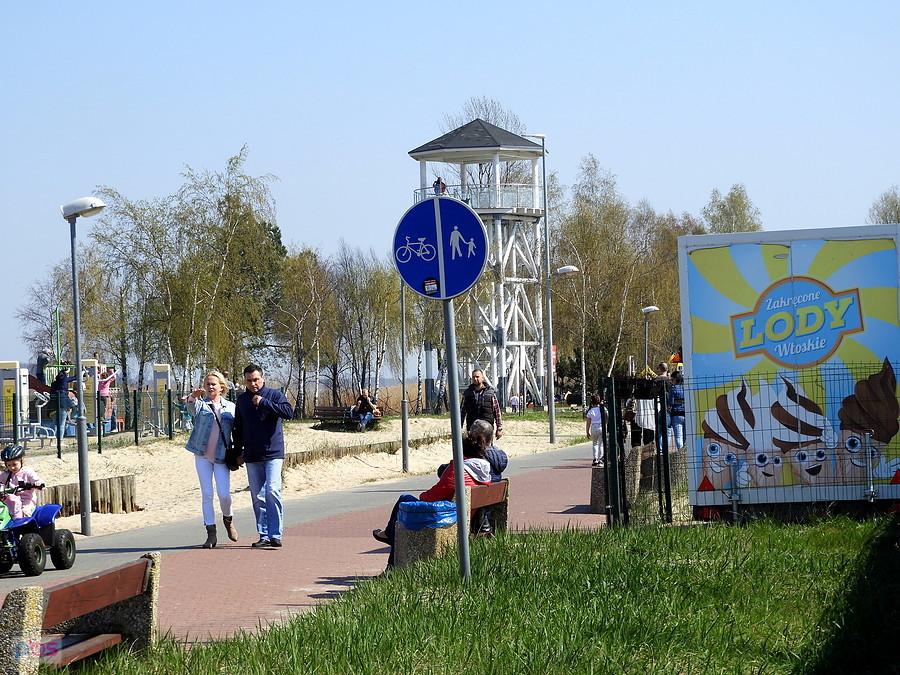 Promenada w Trzebieży nad Zalewem.