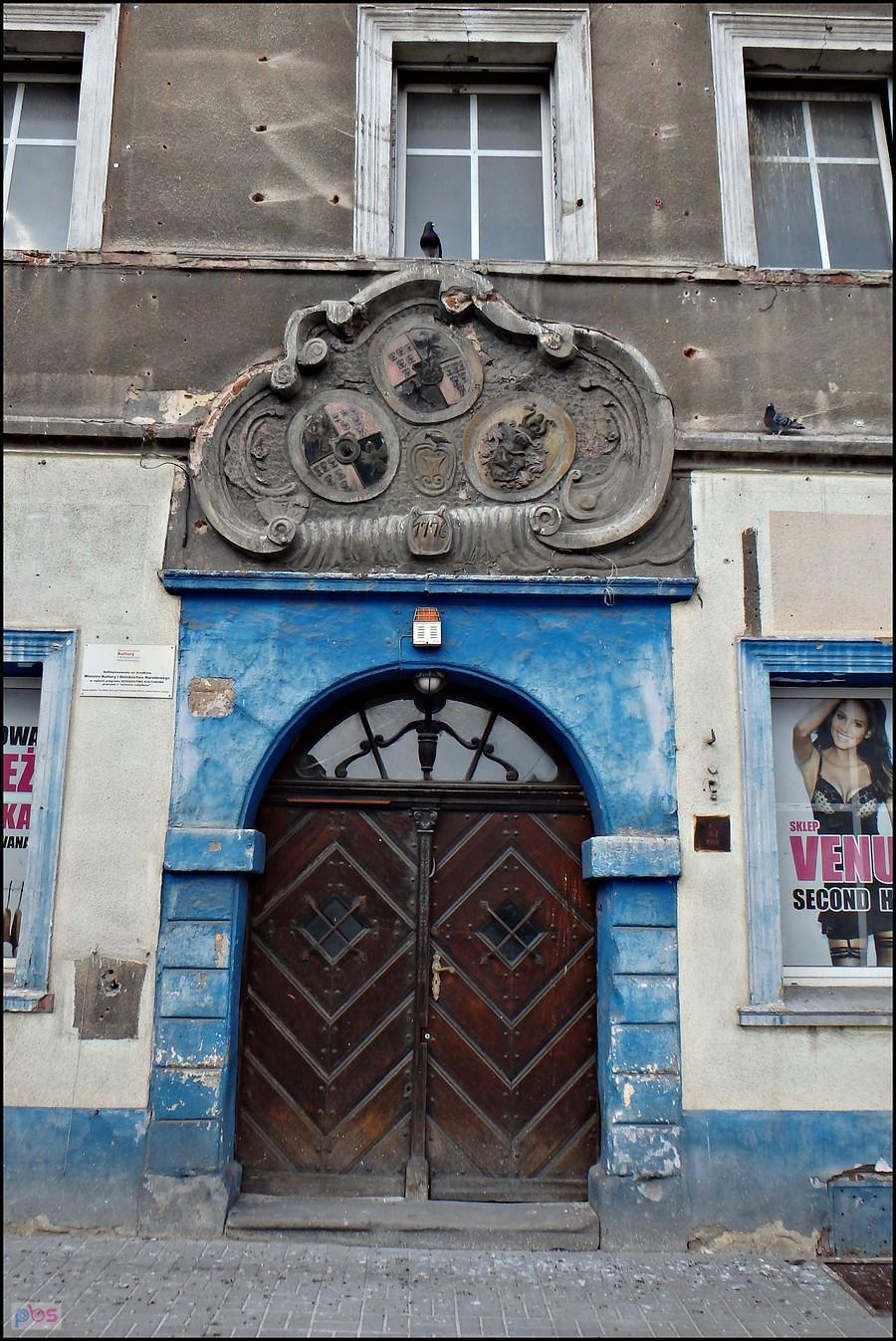 Portal nad wejściem do kamienicy w rynku w Grodkowie