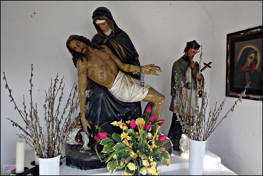 Pieta i św. Jan Nepomucen w przydrożnej kapliczce w Wierzbniku
