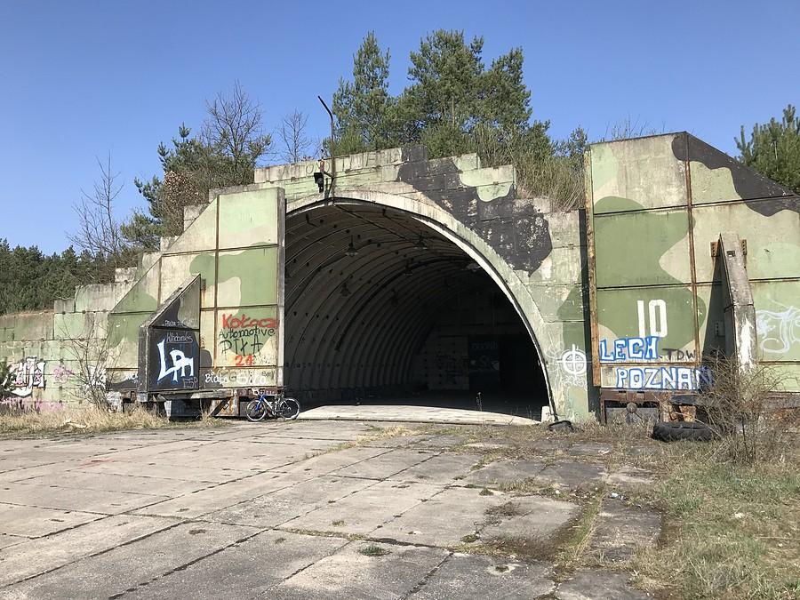 hangar na terenie lotniska
