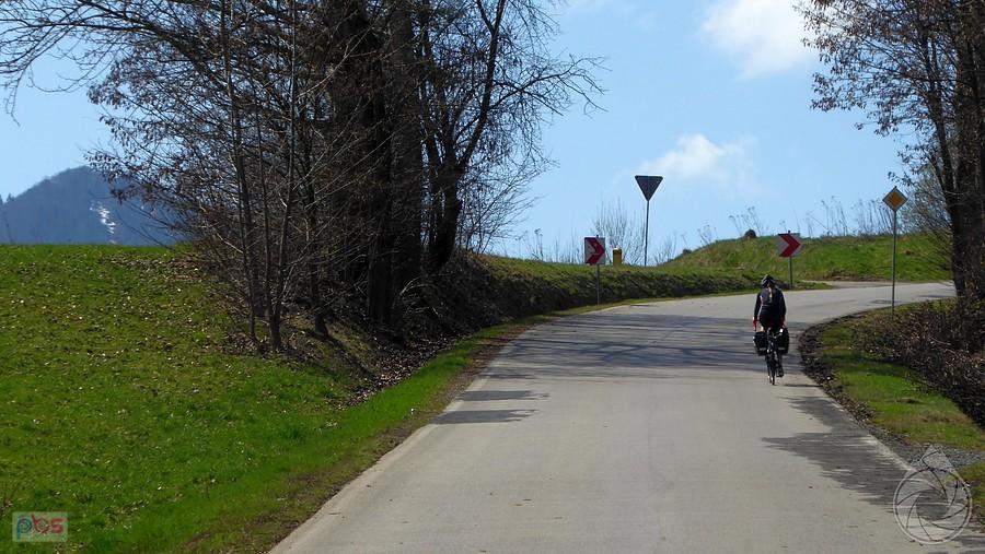 już prawie w połowie podjazdu, gdzies tam wychyla się Luboń Wielki