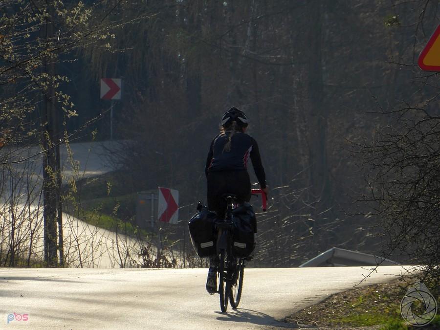 podjazd na Kudłacze,wąż asfaltu w głębi mówi wszystko
