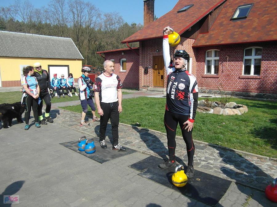 Rowerzyści próbują swoich sił w kettlebell