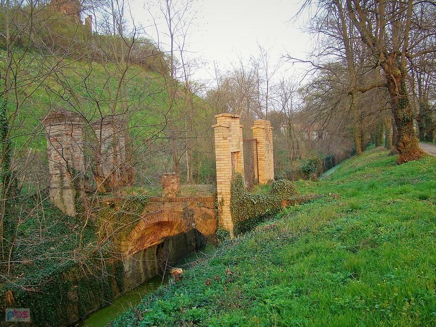 Zamek w Siedlisku. Mostek nad kanałem. Przejście z zamku nad Odrę
