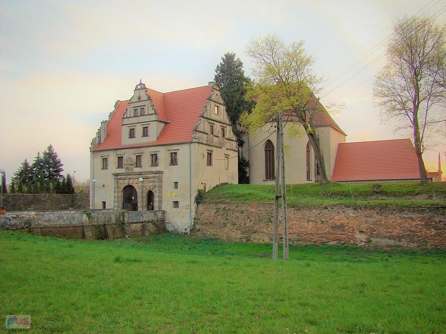 Zamek Carolath. Ocalały budynek bramny i kaplica