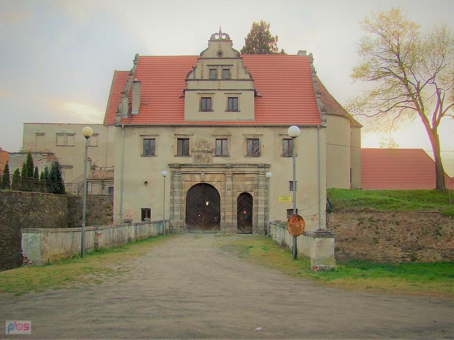 Budynek bramny wraz z kaplicą zamkową i zarazem główne wejście do rezydencji Carolath. Jedyny ocalały z wojennej pożogi