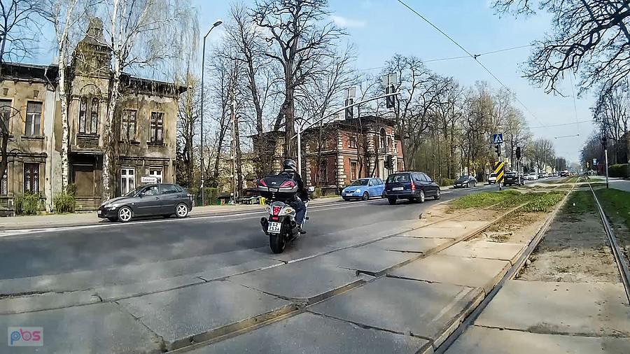 Koszmarny przejazd przez tory tramwajowe