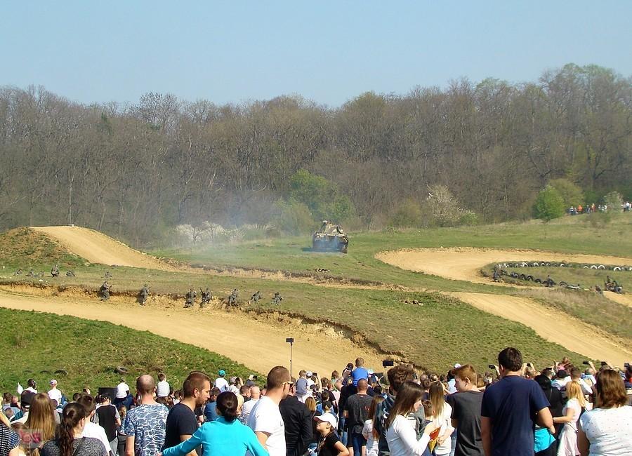 Inscenizacja "Bitwa czołgów" na głogowskim motocrossie w Górkowie
