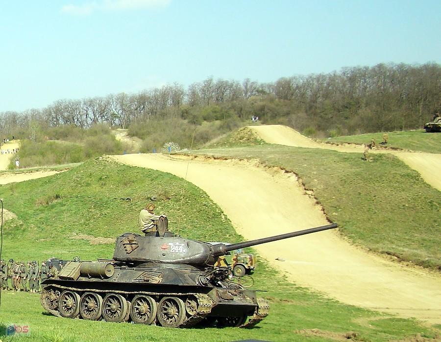 Czołg T-34 podczas inscenizacji bitwy o Głogów w kwietniu 1945