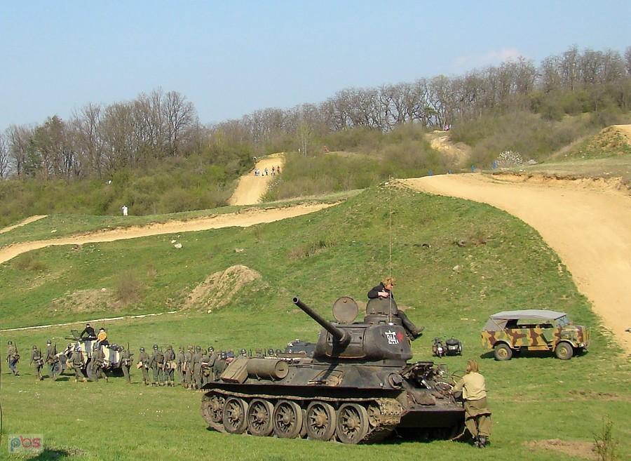 Rekonstrukcja historyczna przedstawiająca bitwę niemieckich żołnierzy z Festung Glogau przebijających się z oblężonej twierdzy z żołnierzami Armii Czerwonej w kwietniu 1945 roku
