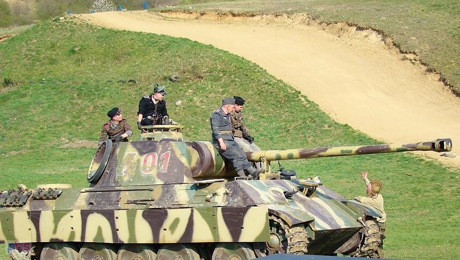 Pantera na głogowskim motocrossie podczas inscenizacji militarnej z okazji 74 rocznicy wyzwolenia Głogowa