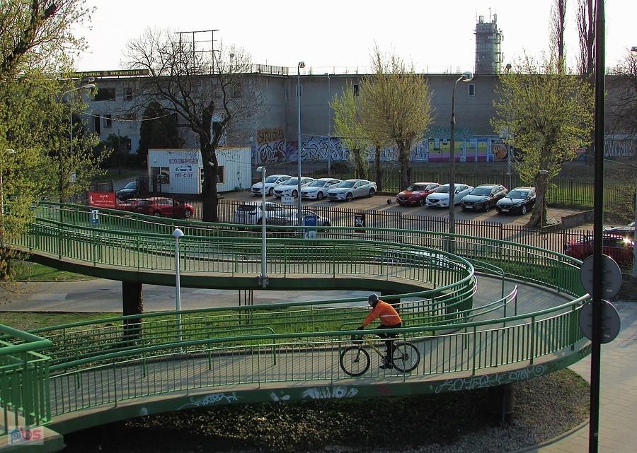 Rowerowa kładka przy stadionie Skry