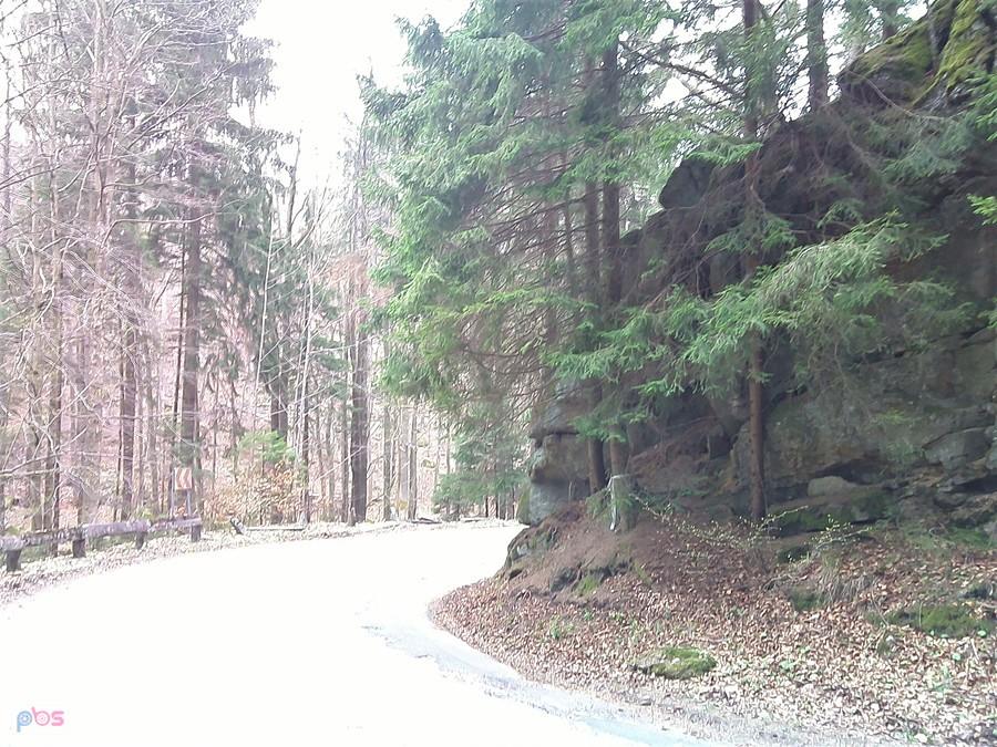 ...ostre zakręty, skały - a tędy codziennie jeżdżą nawet autobusy i to miejskie :)