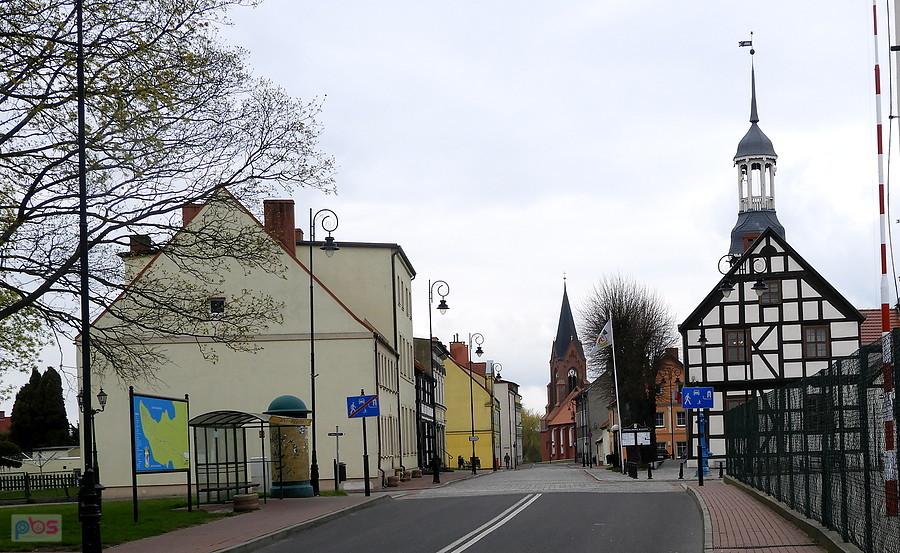Centrum Nowego Warpna - wieże kościoła i ratusza.