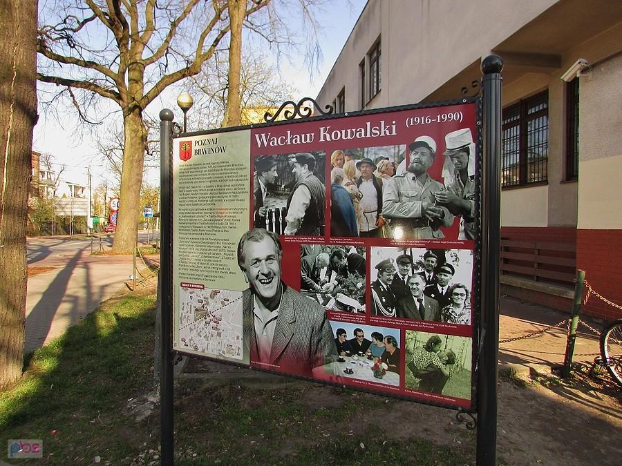Brwinów - tablica przy rondzie Wacława Kowalskiego