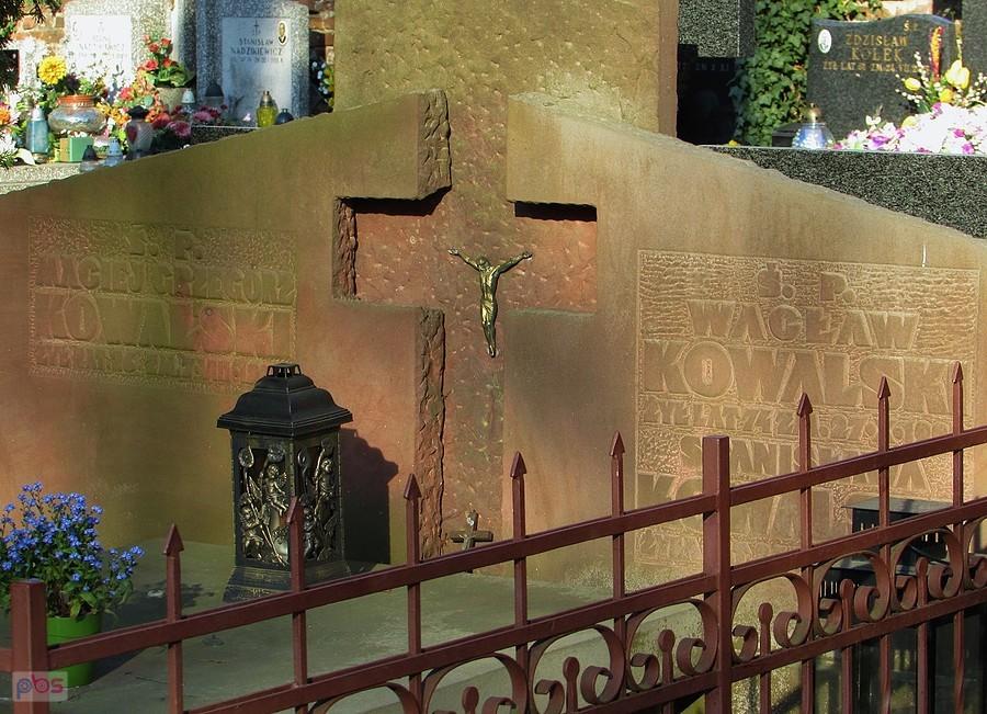 Brwinów - grób Wacława Kowalskiego, odtwórcy roli Pawlaka w "Samych swoich"