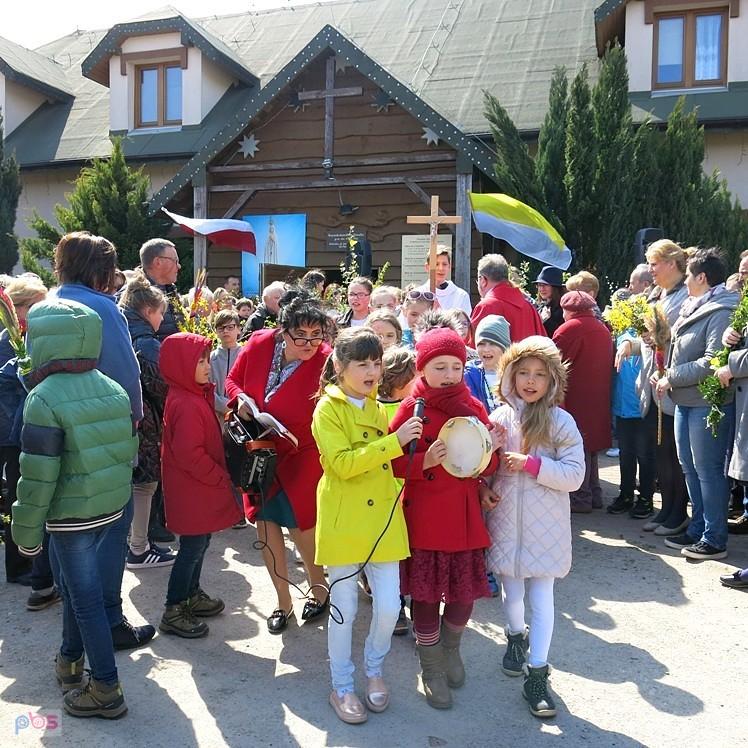 Czas zacząć procesje, dzieci śpiewają i grają :)