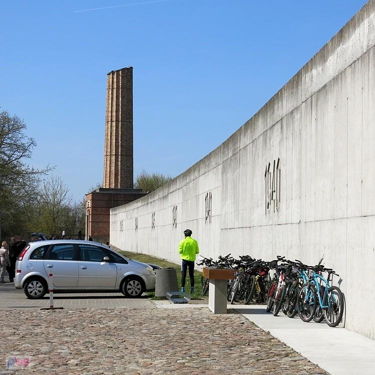Ktoś musi pilnować rowerów na Stacji Radegast, nie możemy z nimi tam wejść