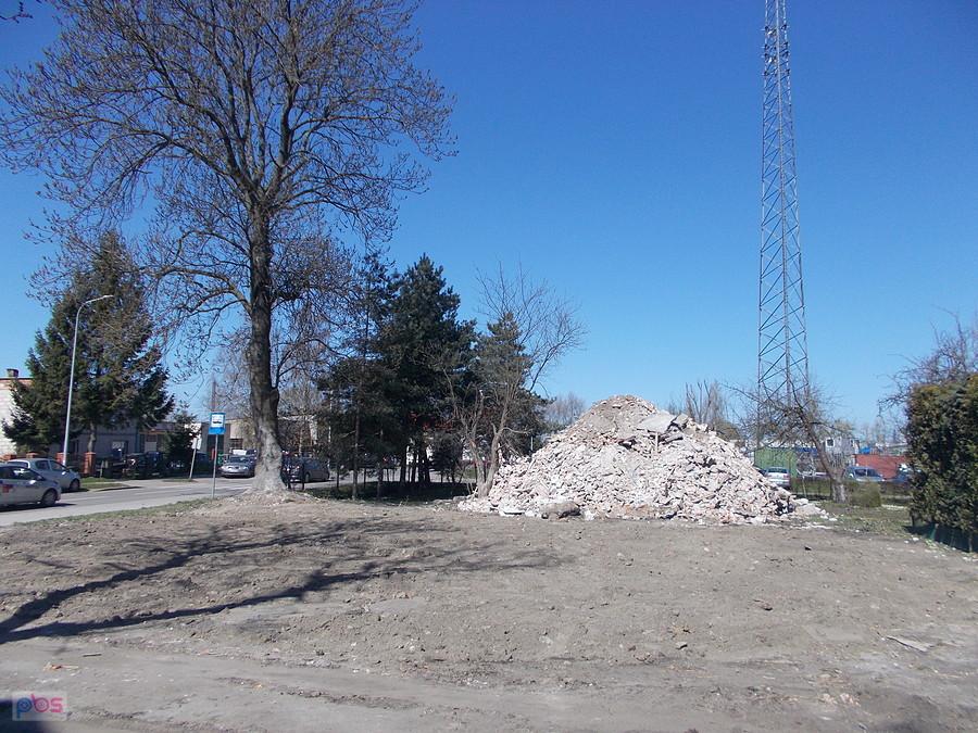 Plac po rozebranym budynku