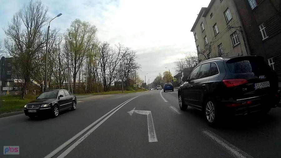Ten po prawej chwilę wcześniej prawie skasował wysepkę... Strasznie mu się spieszyło
