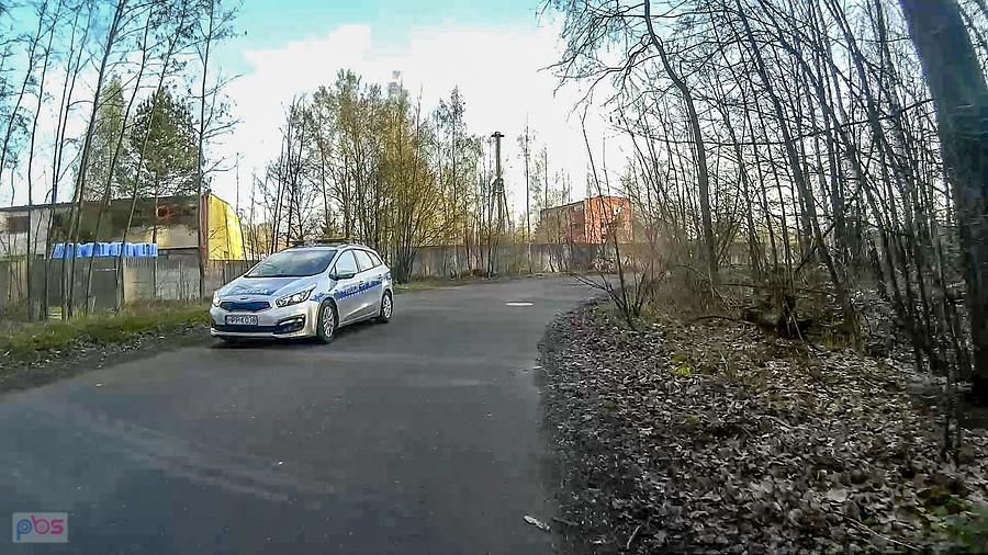 A policja czego tutaj szuka?