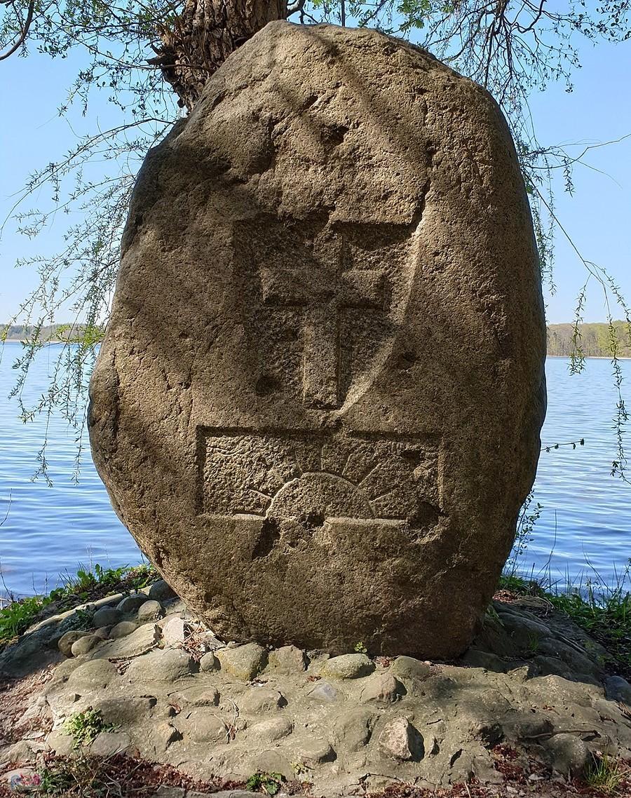 IŃSKO (niem.Nörenberg) Pomnik poświęcony mieszkańcom miasta poległym w I wojnie światowej.