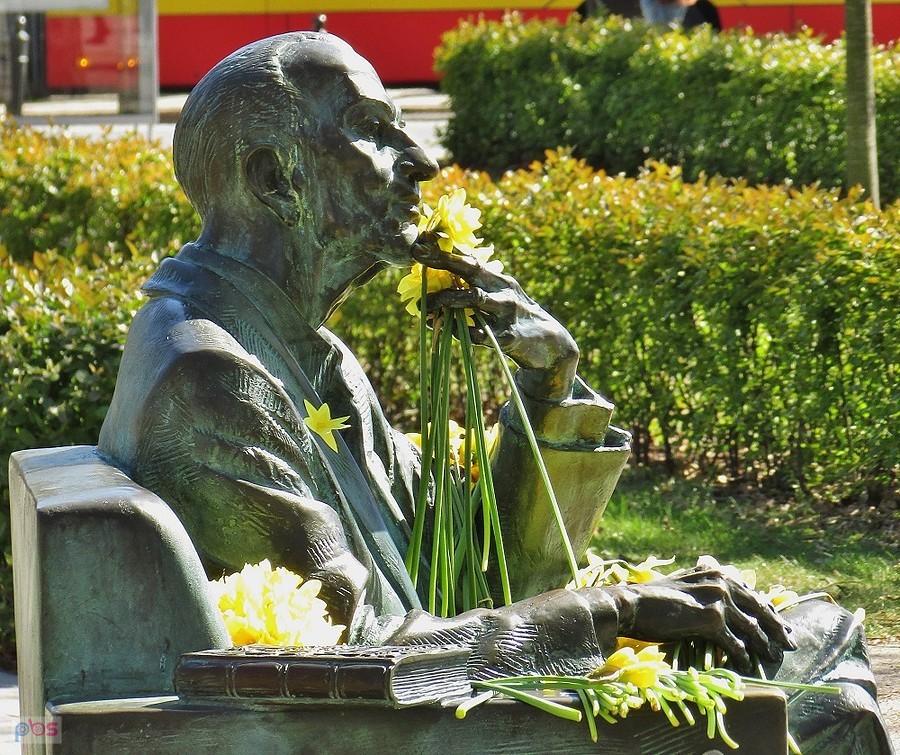 Jan Karski z żonkilami