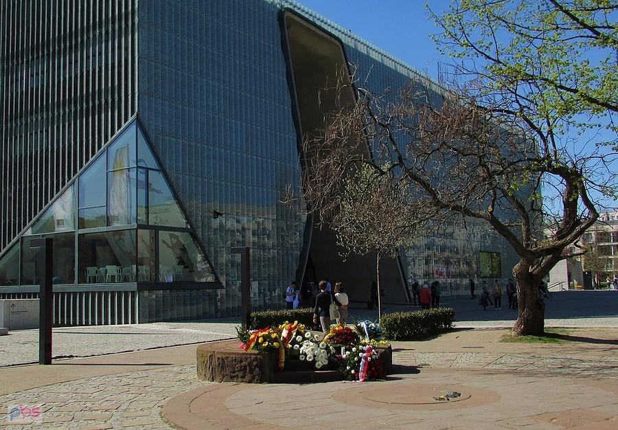 Pierwszy pomnik Bohaterów Getta i gmach Muzeum POLIN