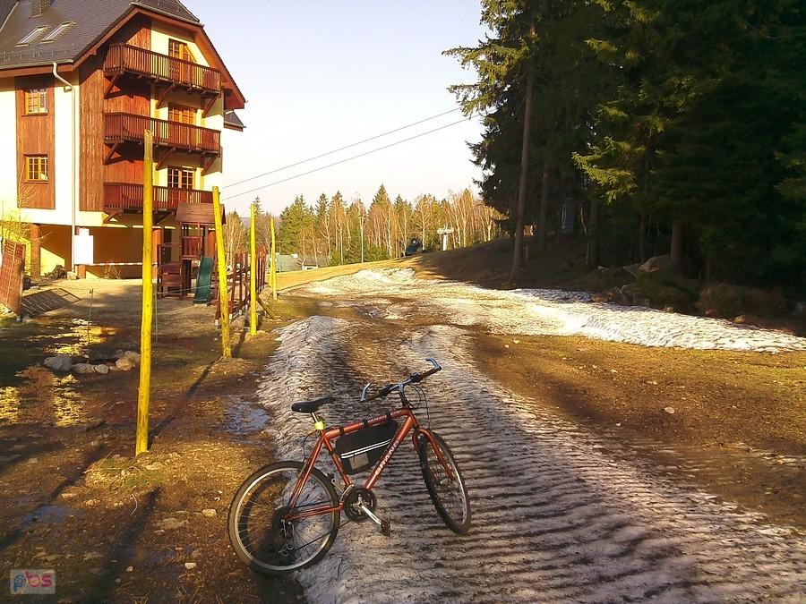 Ostatnie resztki śniegu tuż powyżej Szklarskiej i wyciągu na Szrenicę przy +13*C