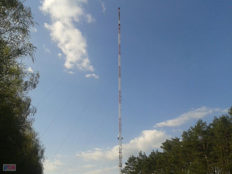 Wznosi się na wysokość 346 m.