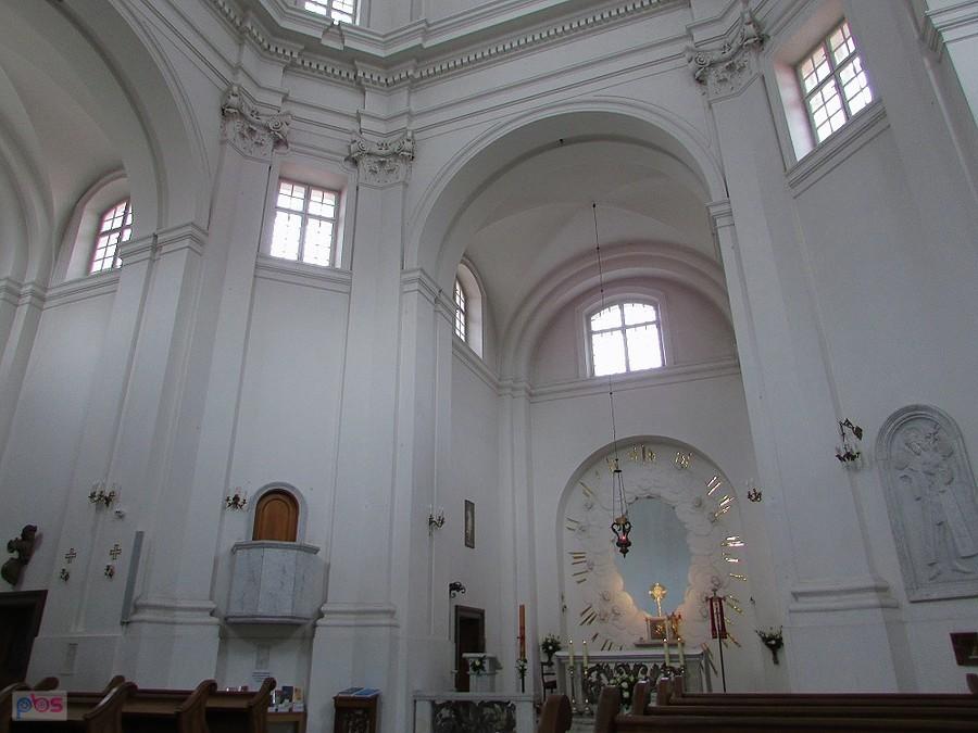 Skromne wnętrze kościoła Sakramentek