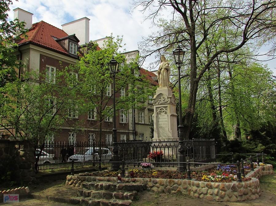 Figura MB z dzieciątkiem przy kościele Nawiedzenia NMP na Nowym Mieście