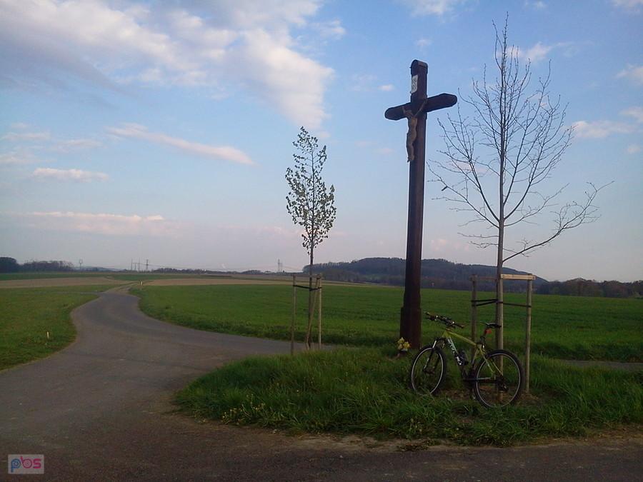 Krzyż przy drodze