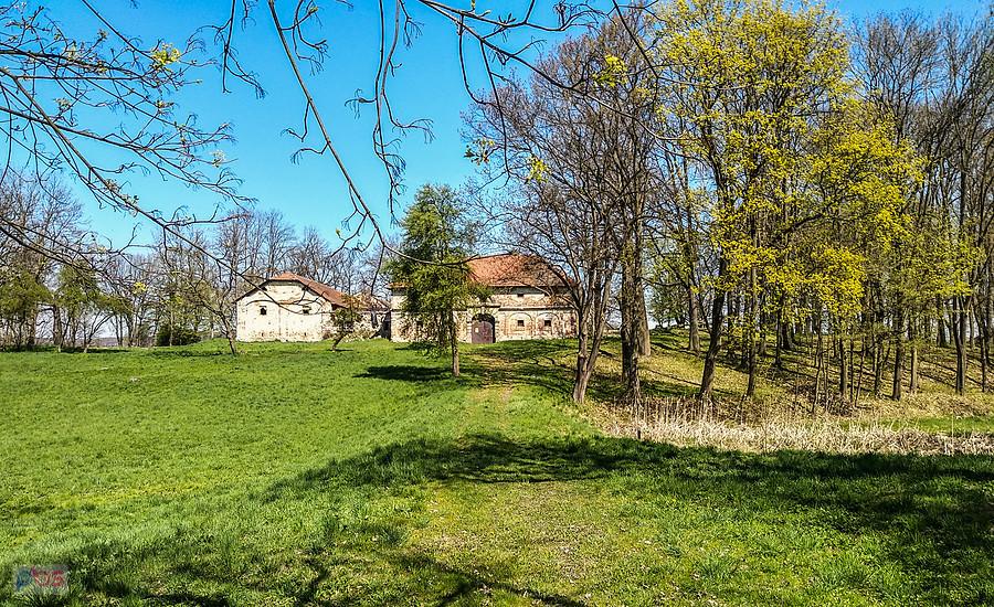 Zabudowania folwarczne w Pisarach