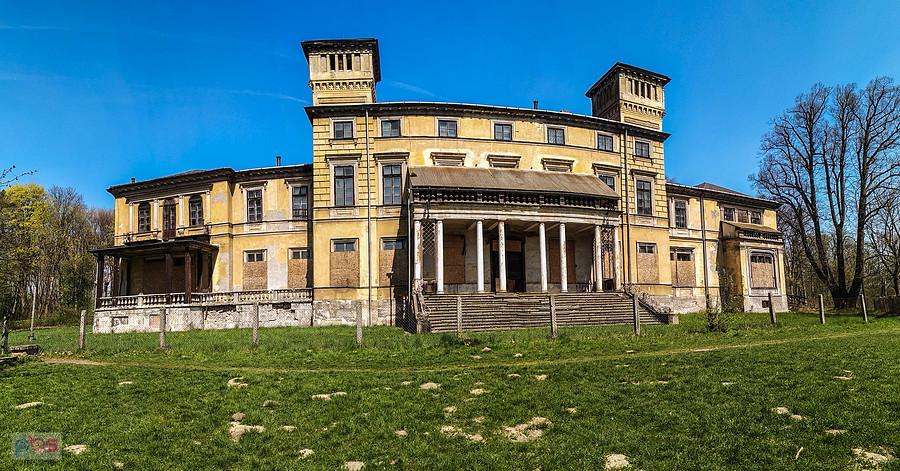 Pałac Potockich w Krzeszowicach - nic się z nim nie dzieje od kilkunastu lat, a szkoda