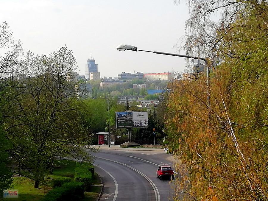 Widok na Szczecin z kładki nad ulicą Wilczą.