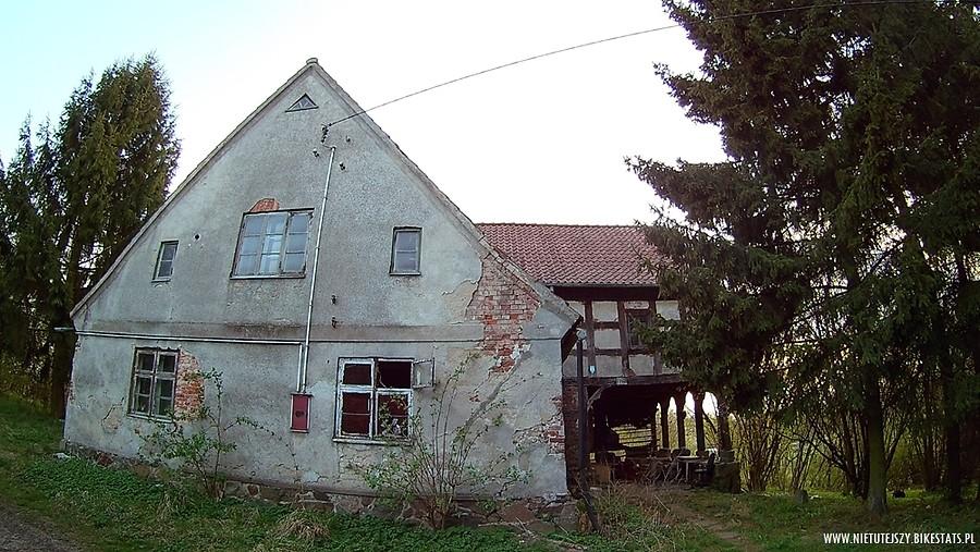 Opuszczony dom podcieniowy