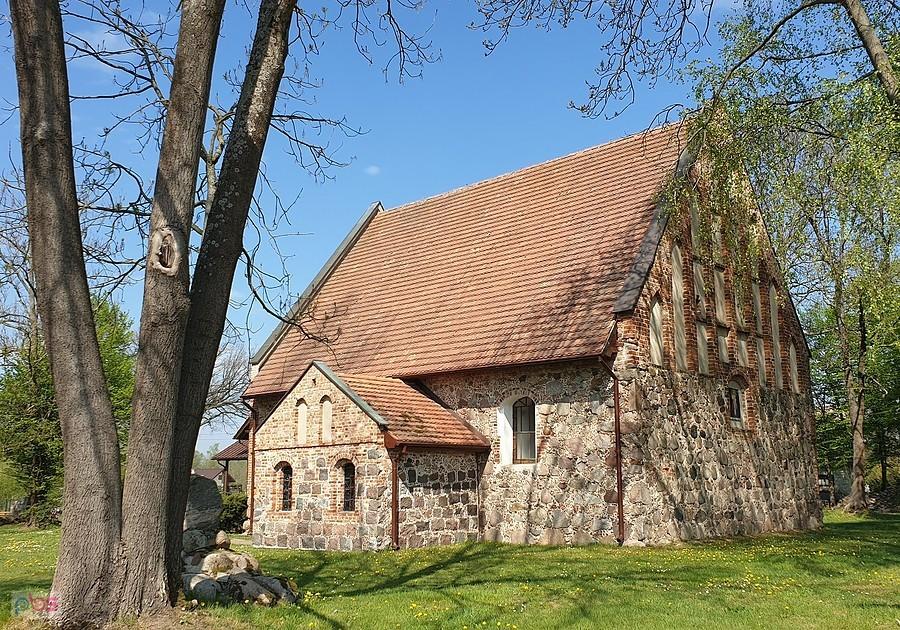 PARLINO (niem.Parlin)Kościół parafialny p.w. Miłosierdzia Bożego z XV/XVI w.