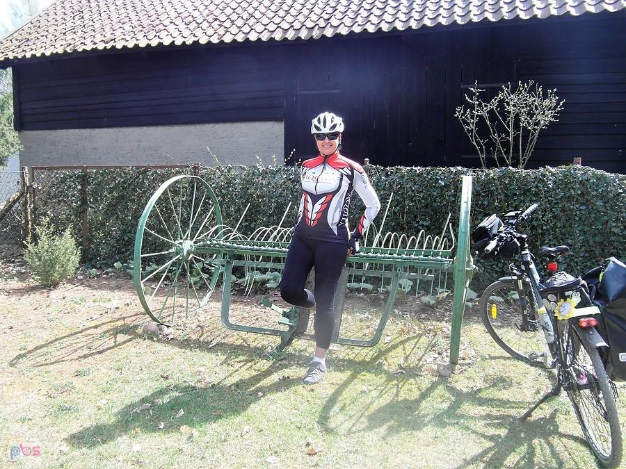 Rowerzysta w stroju kolarskim na Mazurach