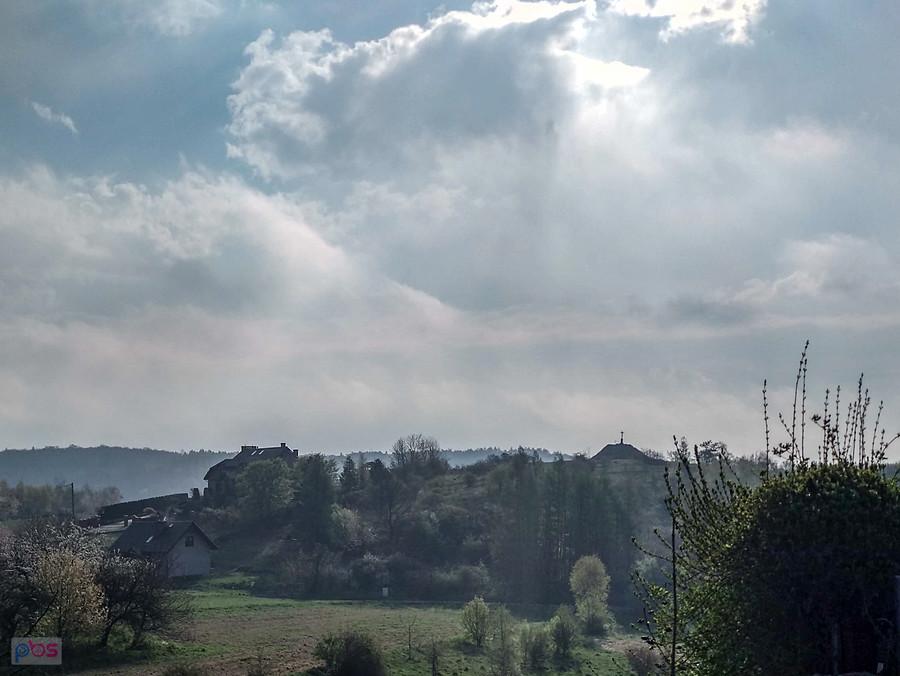 W oddali widać Kopiec Bzowskich
