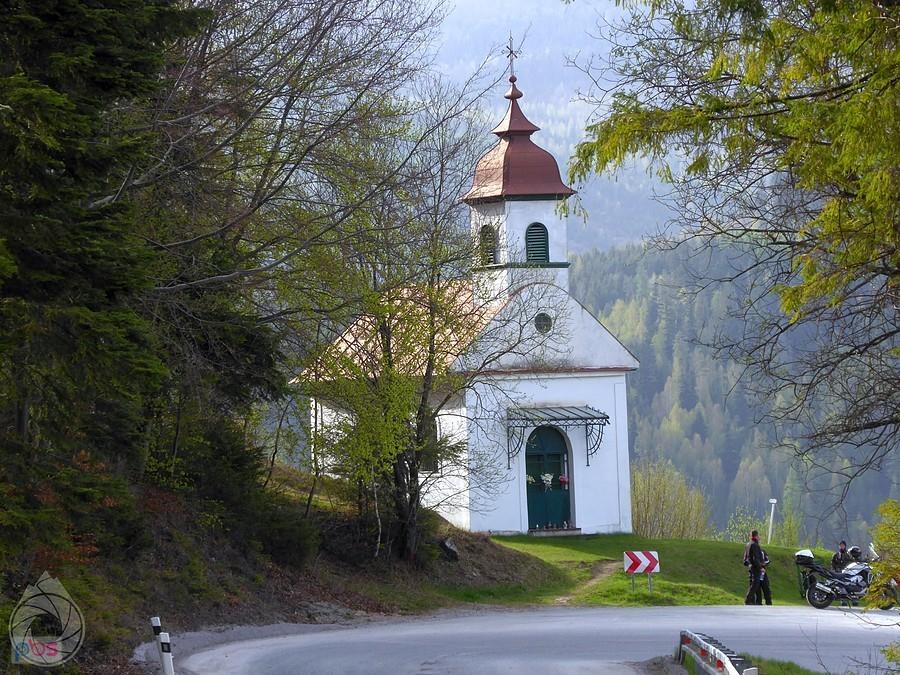 kapliczka na zakręcie nad Smolnikiem
