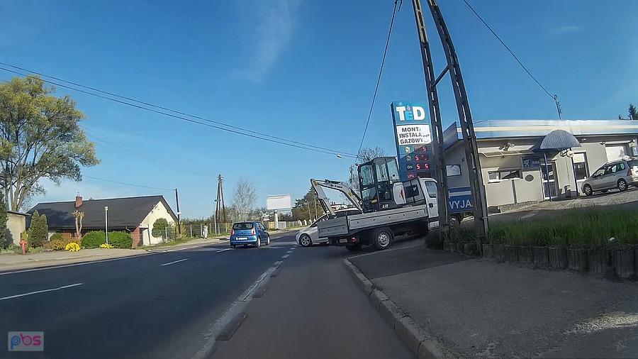 Jeden wjeżdża pod prąd a drugi stoi centralnie na rowerówce... Mistrzowie...